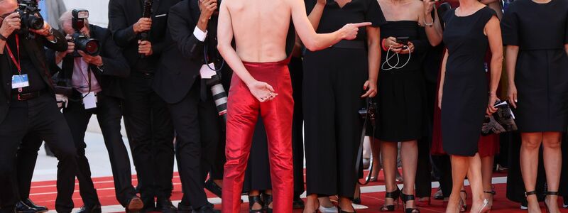 Der Schauspieler zeigte sich 2022 bei den Filmfestspielen in Venedig mit einem rückenfreien Outfit (Archivbild). - Foto: Joel C Ryan/Invision/AP/dpa