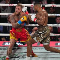 Anthony Joshua gewann das ungleiche Duell gegen Jake Paul. - Foto: Lynne Sladky/AP/dpa