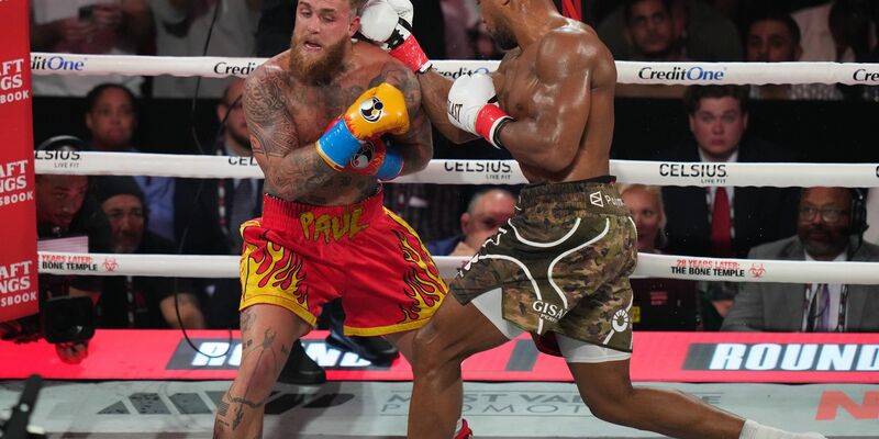 Am Boden: Jake Paul erlitt einen doppelten Kieferbruch. - Foto: Lynne Sladky/AP/dpa