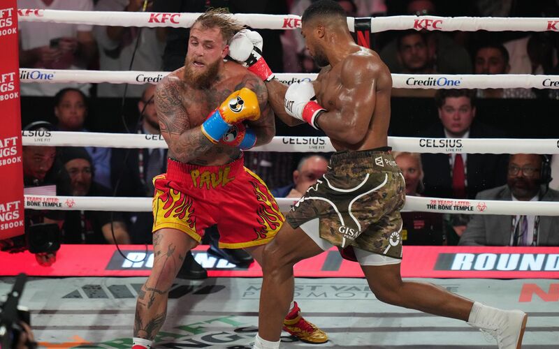 Am Boden: Jake Paul erlitt einen doppelten Kieferbruch. - Foto: Lynne Sladky/AP/dpa