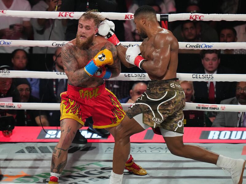 Am Boden: Jake Paul erlitt einen doppelten Kieferbruch. - Foto: Lynne Sladky/AP/dpa