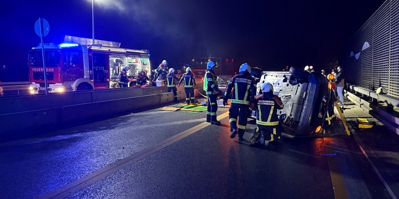 FW Allensbach: H2 VU Person eingeklemmt - Foto: presseportal.de