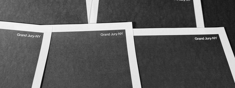 Zum Teil sind seitenweise Dokumente geschwärzt. - Foto: Jon Elswick/AP/dpa