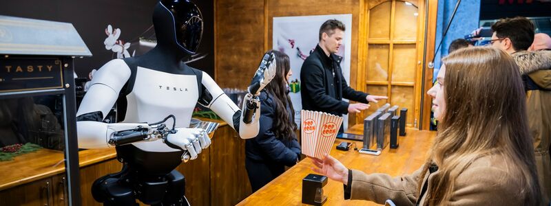 Tesla ließ einen Optimus-Roboter jüngst in Berlin Popcorn verteilen. (Archivbild) - Foto: Christoph Soeder/dpa