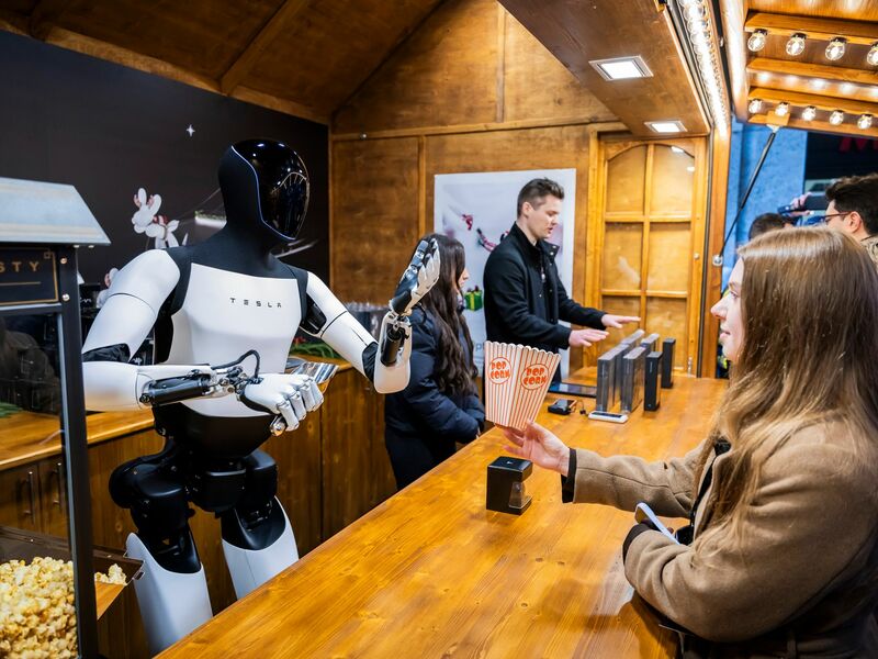 «Wie ein Mensch in einem Roboter-Kostüm» soll sich der Roboter «Optimus» in Zukunft bewegen. - Foto: Christoph Soeder/dpa