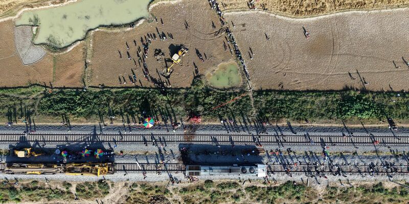 Ein Bagger hebt eine Grube aus, um den Kadaver eines Elefanten zu begraben, der bei der Kollision mit einem Zug ums Leben kam. - Foto: Anupam Nath/AP/dpa