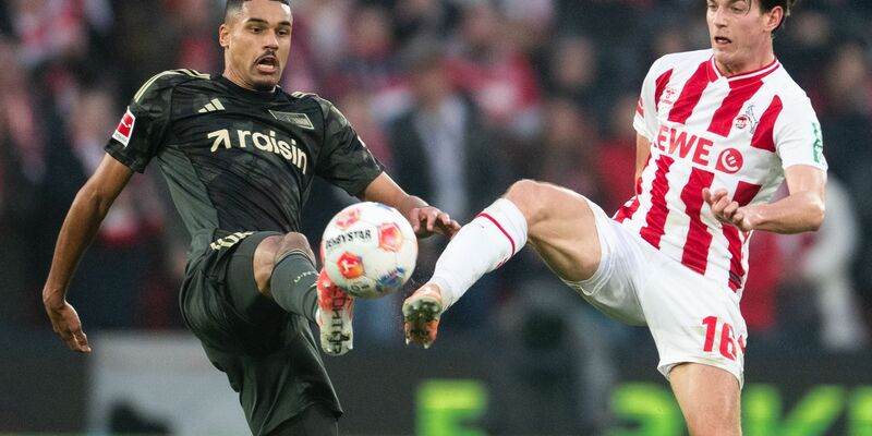 Kölns Trainer Lukas Kwasniok im Weihnachtspullover. - Foto: Marius Becker/dpa