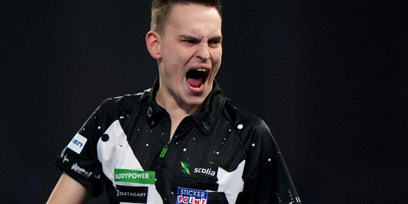 Lieferten sich ein enges Duell: Dave Chisnall (links) und Ricardo Pietreczko - Foto: Bradley Collyer/PA Wire/dpa