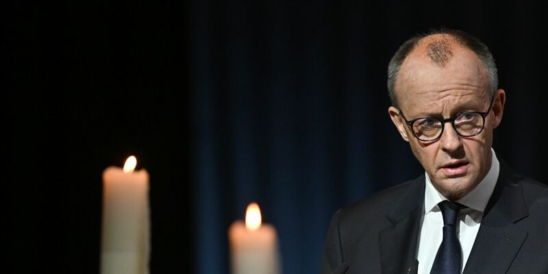 Merz kam zum Gedenken nach Magdeburg. - Foto: Hendrik Schmidt/dpa