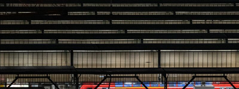 Die Züge am Stuttgarter Hauptbahnhof stehen still. (Archivbild) - Foto: Marijan Murat/dpa