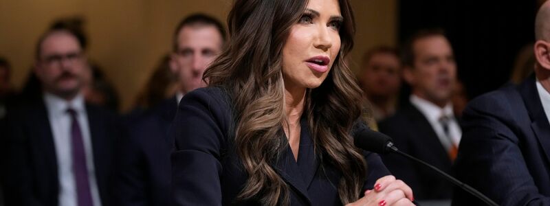 Das US-Militär hat nach Angaben von US-Heimatschutzministerin Noem erneut einen Öltanker beschlagnahmt. (Archivfoto) - Foto: Mark Schiefelbein/AP/dpa