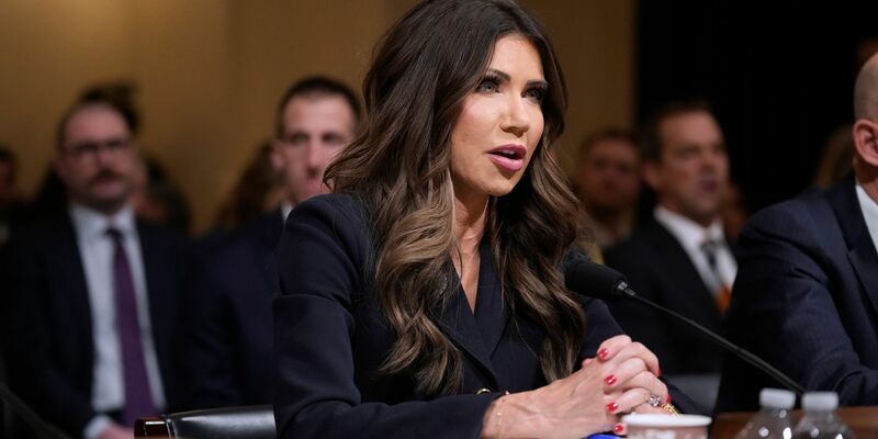 Worum geht es der US-Regierung bei Angriffen auf angebliche Drogenboote und der Beschlagnahmung von Öltankern in der Karibik wirklich? US-Heimatschutzministerin Kristi Noem lässt eine Antwort erkennen. - Foto: Mark Schiefelbein/AP/dpa