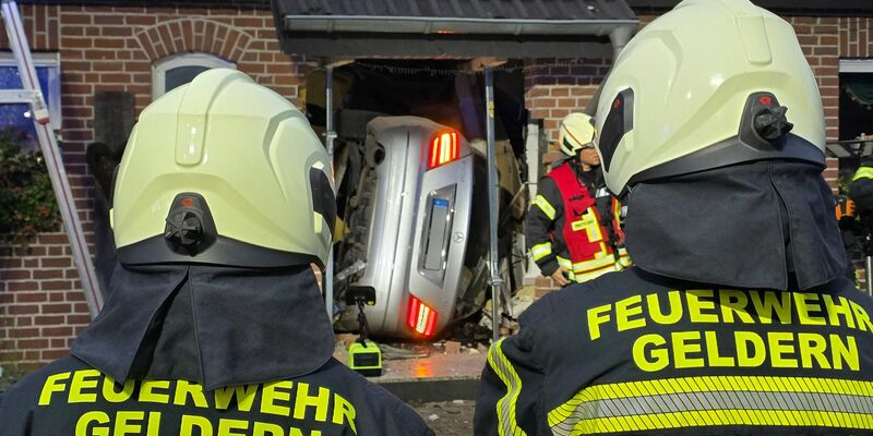 Das Auto durchschlug den Eingangsbereich. - Foto: Guido Schulmann/tv-niederrhein/dpa