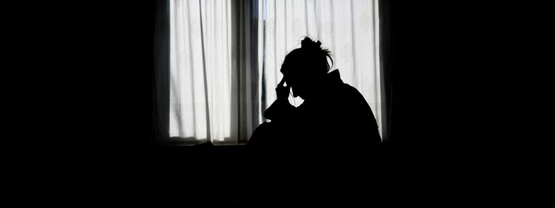 Einsamkeit ist ein häufiger Anlass für Anrufe bei der Telefonseelsorge. (Symbolbild) - Foto: Julian Stratenschulte/dpa