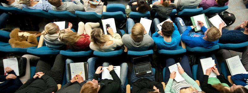 Das Erasmus-Programm ist vor allem für Auslandsaufenthalte von Studierenden bekannt. (Symbolbild)  - Foto: Julian Stratenschulte/dpa
