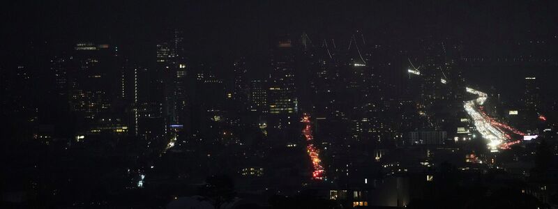 Die Straßen von San Francisco sind in Dunkelheit getaucht. - Foto: Jeff Chiu/AP/dpa