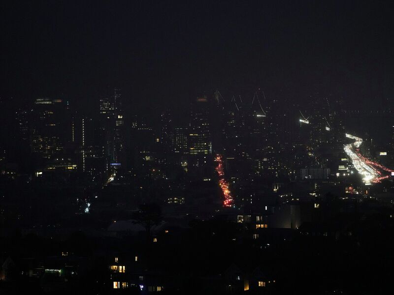 Die Straßen von San Francisco sind in Dunkelheit getaucht. - Foto: Jeff Chiu/AP/dpa