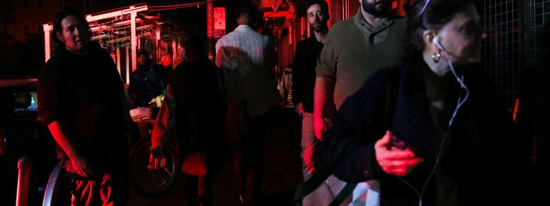 Ein Mann liest während des Stromausfalls in San Francisco bei Kerzenlicht. - Foto: Yalonda M. James/San Francisco Chronicle/AP/dpa