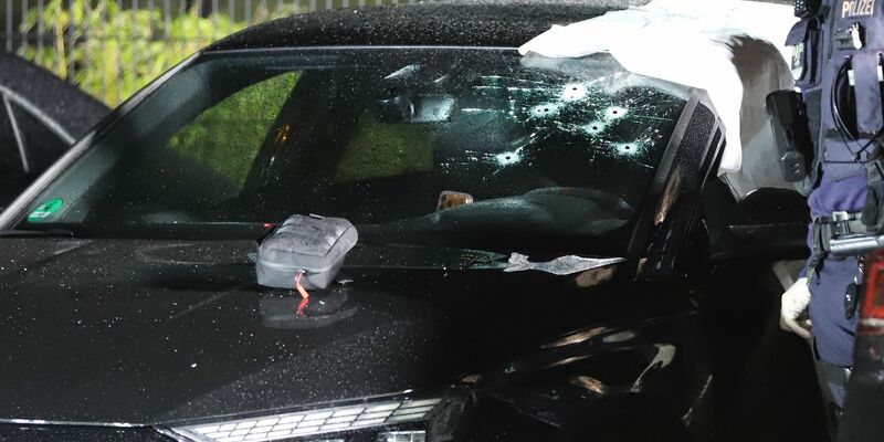 Durch die Windschutzscheibe wurden Schüsse auf einen Mann abgegeben. - Foto: Sascha Thelen/dpa