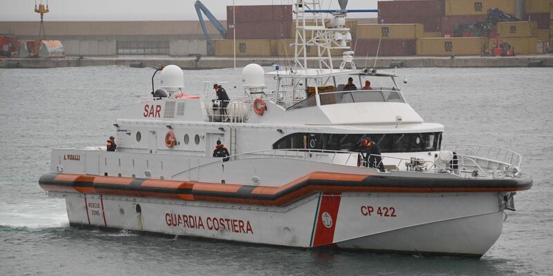 Ein Schiff der italienischen Küstenwache hat 50 Menschen  vor Lampedusa gerettet. (Archivbild)  - Foto: Valeria Ferrario/AP/dpa