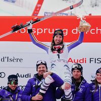 Kira Weidle-Winkelmann lässt sich für Rang zwei in der Abfahrt feiern. - Foto: Pier Marco Tacca/AP/dpa