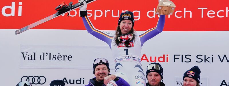 Kira Weidle-Winkelmann lässt sich für Rang zwei in der Abfahrt feiern. - Foto: Pier Marco Tacca/AP/dpa