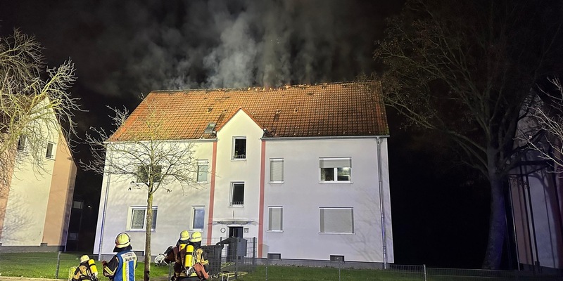 FW-E: Dachstuhlbrand in Essen-Karnap - Feuerwehr bis in die Morgenstunden im Einsatz - Foto: presseportal.de