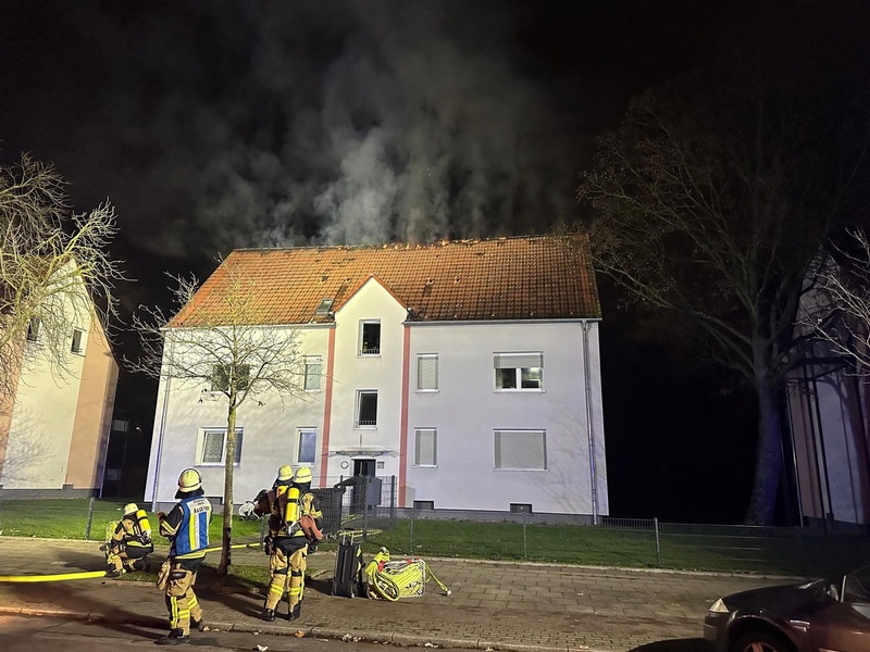 FW-E: Dachstuhlbrand in Essen-Karnap - Feuerwehr bis in die Morgenstunden im Einsatz - Foto: presseportal.de