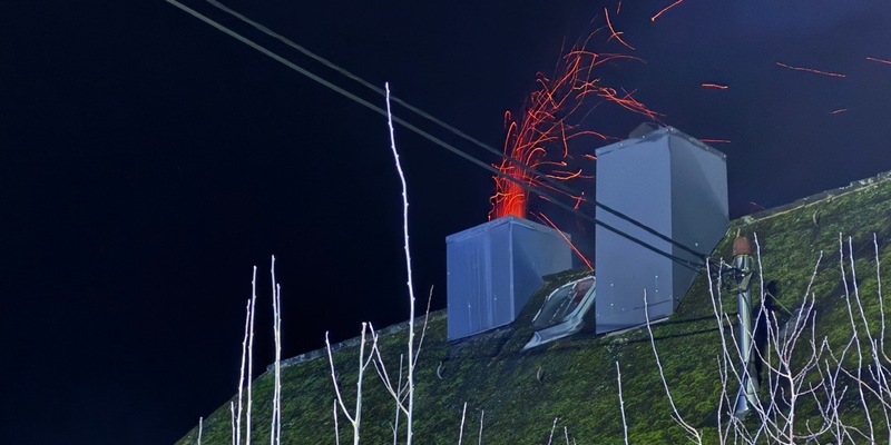 FW VG Westerburg: Kaminbrand beschäftigt Feuerwehren über Stunden - Brandausbreitung verhindert - Foto: presseportal.de