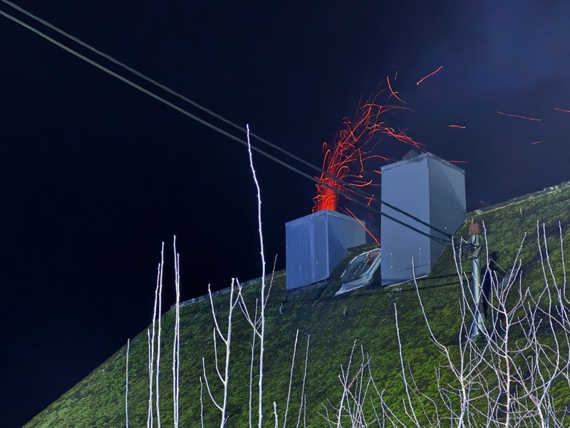 FW VG Westerburg: Kaminbrand beschäftigt Feuerwehren über Stunden - Brandausbreitung verhindert - Foto: presseportal.de