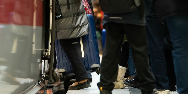Über die Feiertage verreisen viele Menschen mit der Bahn. (Archivbild)  - Foto: Markus Lenhardt/dpa