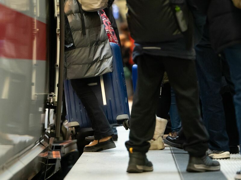 Über die Feiertage verreisen viele Menschen mit der Bahn. (Archivbild)  - Foto: Markus Lenhardt/dpa