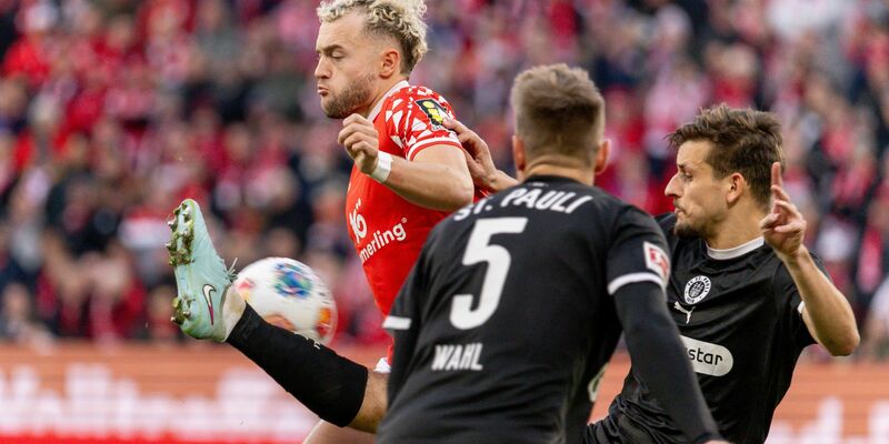 Hatte kein Glück im Abschluss: Der Mainzer Silvan Widmer (l). - Foto: Torsten Silz/dpa