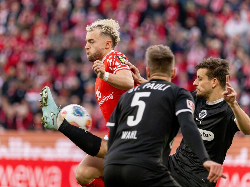 Hatte kein Glück im Abschluss: Der Mainzer Silvan Widmer (l). - Foto: Torsten Silz/dpa
