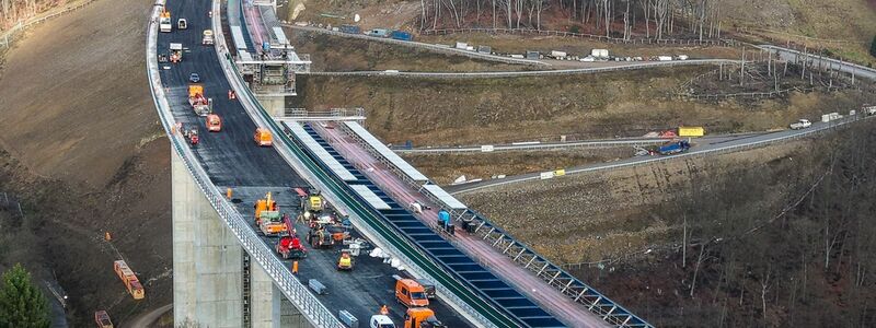 Überall Fahrzeuge und Arbeiter: Die Baufirmen haben die neue Brücke im Rekordtempo hochgezogen. - Foto: Alex Talash/dpa