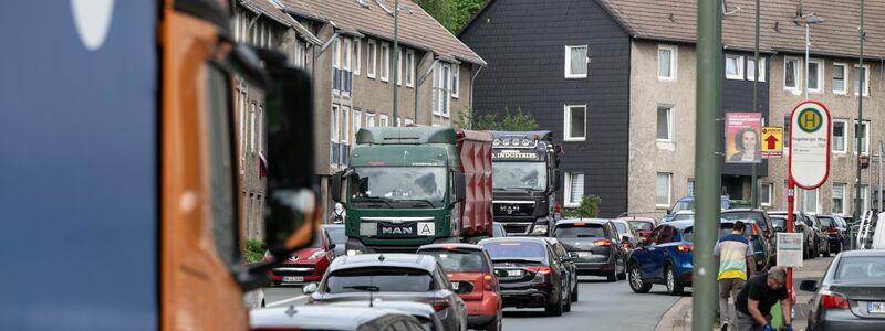 Eine regelrechte Verkehrslawine quälte sich vier Jahre lang mitten durch Lüdenscheid. (Archivbild) - Foto: Bernd Thissen/dpa