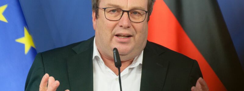 «Die Gefahr weiterer Sperrungen ist real», sagt NRW-Verkehrsminister Oliver Krischer (Grüne). (Archivbild) - Foto: Henning Kaiser/dpa