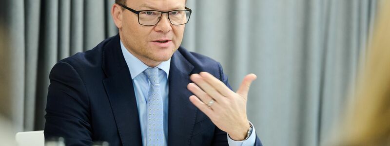 Als Umweltminister ist Carsten Schneider auch für den deutschen Atommüll zuständig - und will die Suche nach einer dauerhaften Lagerstätte nun schneller machen. - Foto: Annette Riedl/dpa