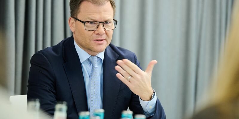 Wenn es nach Bundesumweltminister Carsten Schneider geht, bleibt die Klima-Wirkung des Heizungsgesetzes auch nach der Reform erhalten. - Foto: Annette Riedl/dpa