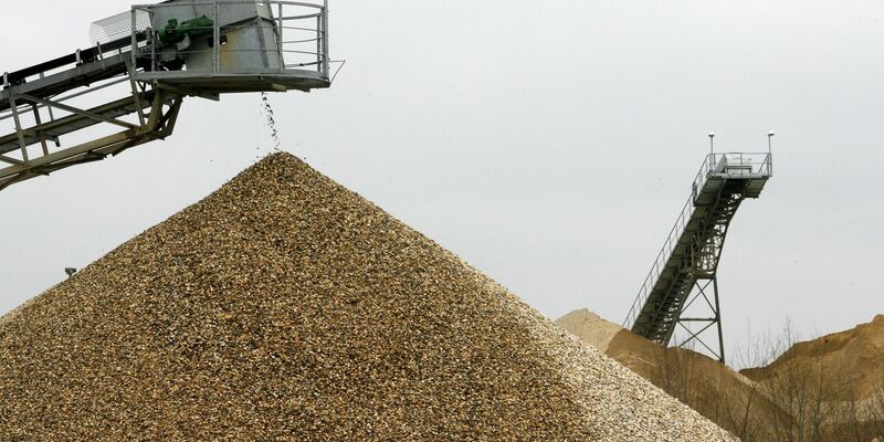 Kies und Sand sind weiter der in Deutschland am häufigsten gewonnene Rohstoff. Doch die Fördermenge schrumpft. (Symbolbild) - Foto: Roland Weihrauch/dpa