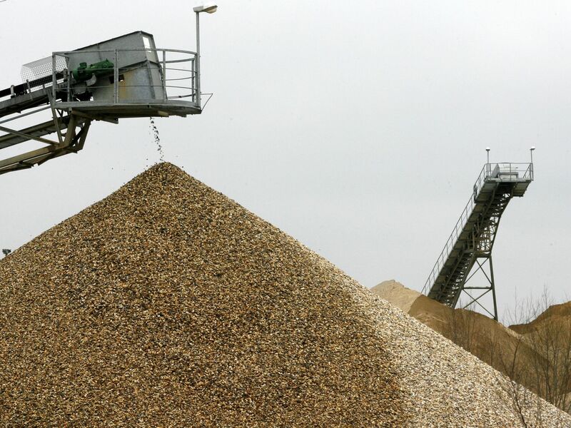 Kies und Sand sind weiter der in Deutschland am häufigsten gewonnene Rohstoff. Doch die Fördermenge schrumpft. (Symbolbild) - Foto: Roland Weihrauch/dpa