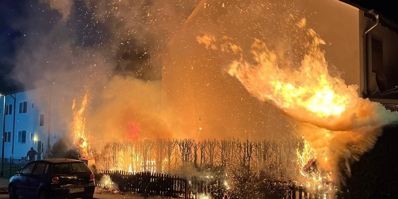 POL-SO: Hecke gerät in Brand - Polizei ermittelt - Foto: presseportal.de