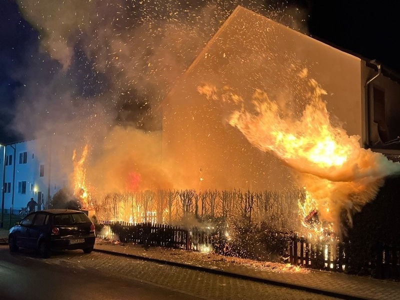 POL-SO: Hecke gerät in Brand - Polizei ermittelt - Foto: presseportal.de