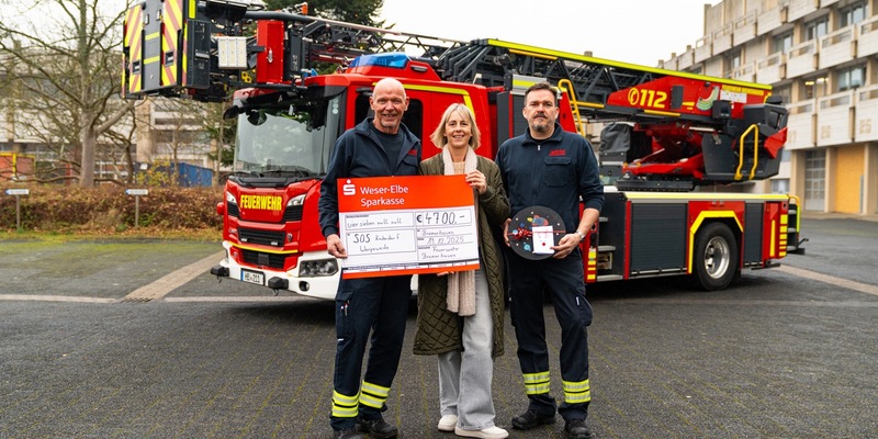 FW Bremerhaven: Einsatzkräfte der Feuerwehr Bremerhaven spenden für das SOS-Kinderdorf Worpswede - Foto: presseportal.de