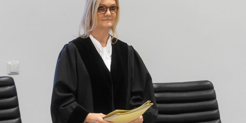 Die Angeklagten kommen zu Beginn des Revisionsverfahren im Fretterode-Prozess in den Gerichtssaal am Landgericht. - Foto: Michael Reichel/dpa