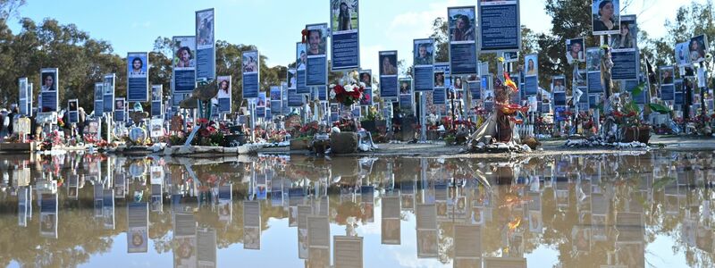 Gedenktafeln stehen auf dem Gelände der Nova Festival Memorial Gedenkstätte. (Archivbild) - Foto: Elisa Schu/