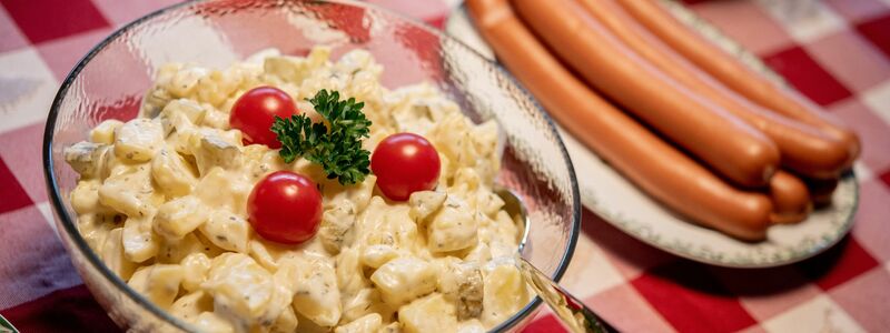 Laut einer aktuellen Statista-Befragung geben 34 Prozent der Befragten an, dass es bei ihnen über die Weihnachtsfeiertage Würstchen mit Kartoffelsalat gibt. (Symbolfoto) - Foto: Hauke-Christian Dittrich/dpa