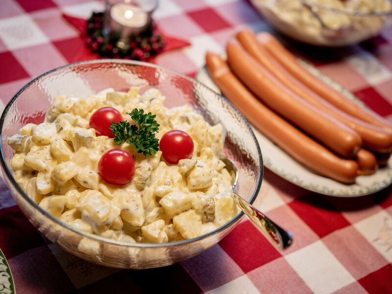 Laut einer aktuellen Statista-Befragung geben 34 Prozent der Befragten an, dass es bei ihnen über die Weihnachtsfeiertage Würstchen mit Kartoffelsalat gibt. (Symbolfoto) - Foto: Hauke-Christian Dittrich/dpa