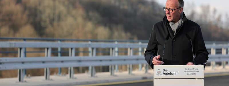 Nur ein Wort: «Fertig!» steht auf dem Verkehrsschild auf der Rahmedetalbrücke. - Foto: Rolf Vennenbernd/dpa