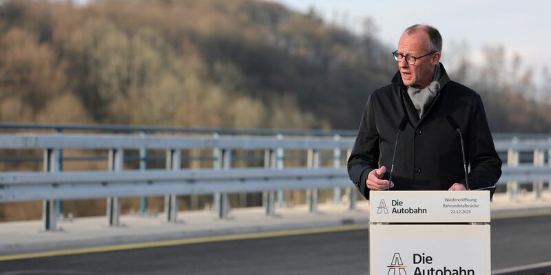 Bundeskanzler Friedrich Merz (CDU) spricht bei der Eröffnung der Rahmedetalbrücke. - Foto: Rolf Vennenbernd/dpa